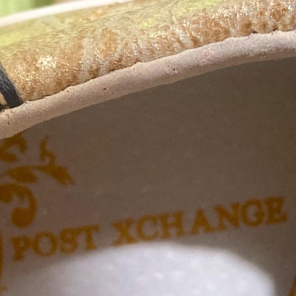 Post Xchange Women's Gold Metallic Leather Sneaker Shoes Sz EU 40 & US 9 NWT - Picture 10 of 10